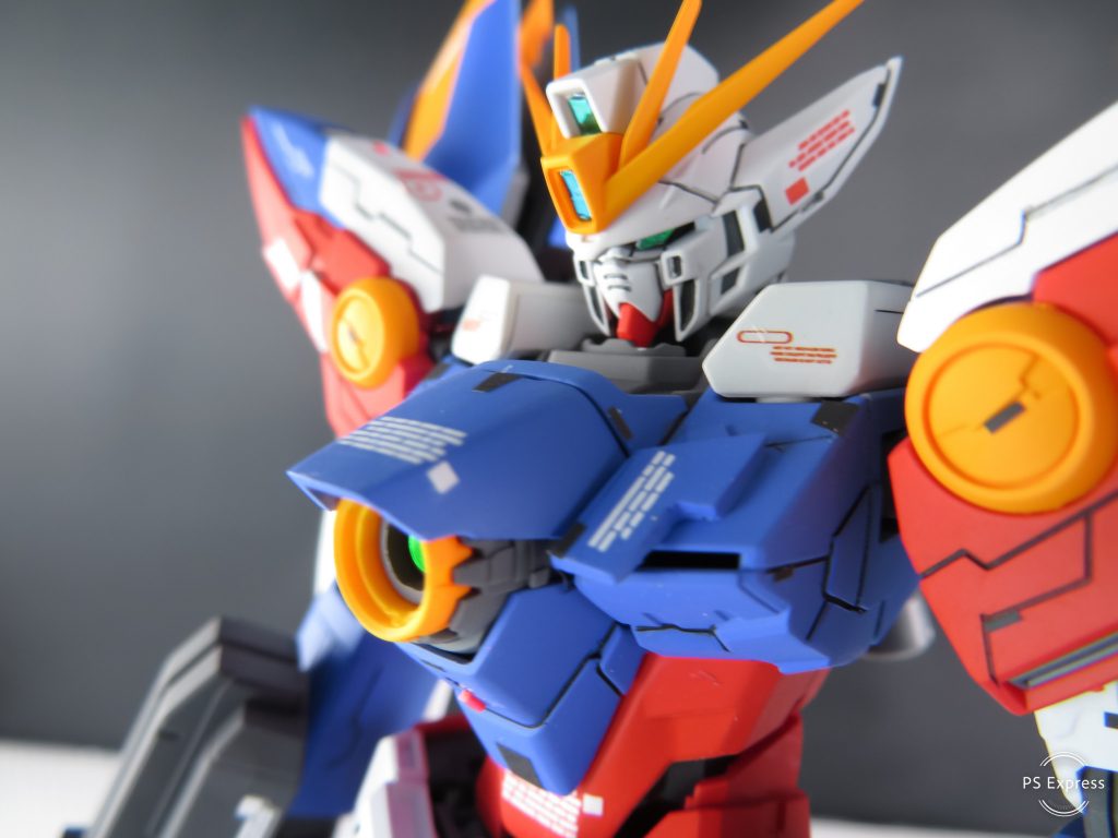 コクピット上部も延長して形状を変えております。