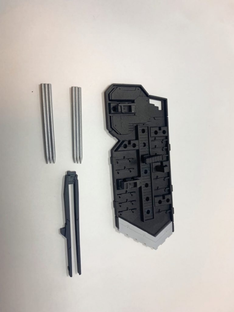 この機体の弾ってどこに装備してんの?って自分で疑問に感じたので、バリスティックシールドの裏にレールガンの弾と予備砲身をマウントさせました。
レールガンの弾は3mmプラ棒を鉛筆削りで削って尖らせました。