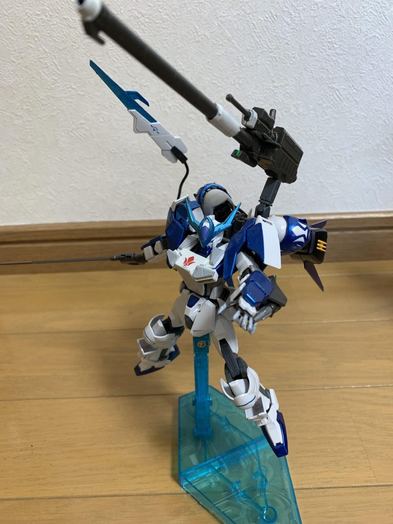 背部キャノン砲や腕部迫撃砲等多数の射撃兵装でロングレンジにも対応