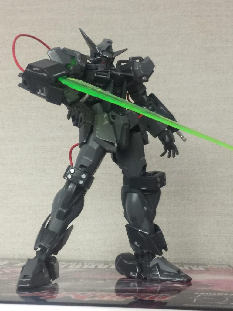 超高出力ビームサーベル[ツェアシュテールング]
右腕に内蔵された大型ビームサーベル
その斬れ味はどんな装甲も貫くという……設定。
機体スペックに見合わない出力で無理矢理サーベルを生成するため最大連続5秒間のみ使用可能。
使用後は10秒間のクールタイムを要する
強制冷却のために右肩の装甲が展開する