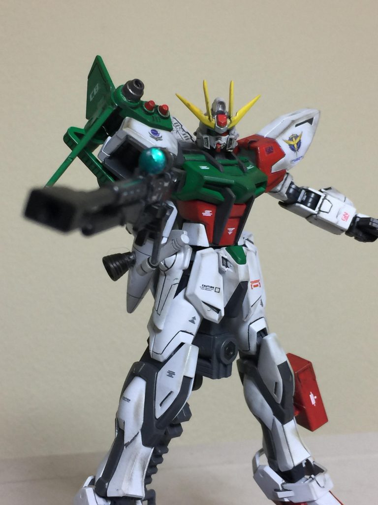 GN ロングライフルは 去年の年末に
秋葉原のイエローサブマリンで
購入した物を使用しました。
右肘の部分を ピンバイスで穴を
開けて ロングライフルを 固定できる
ようにしました。
GN ロングライフルは 片手で
撃てるように 軽量化した
設定です。