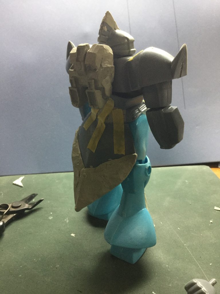 バックパックは以前ユーマのゲルググで製作したものをおゆまるとエポパテで複製、加工して使っています。
腰アーマーはゲルググのものをベースにエポパテで改造しました。(結局、ほとんどエポパテの塊になってしまいましたが、)