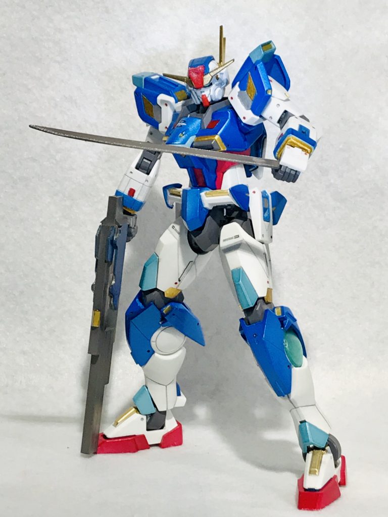 近距離に接近された場合にも対応できるよう隠しソードも内蔵されており、ハッタリを効かせる事もできる。