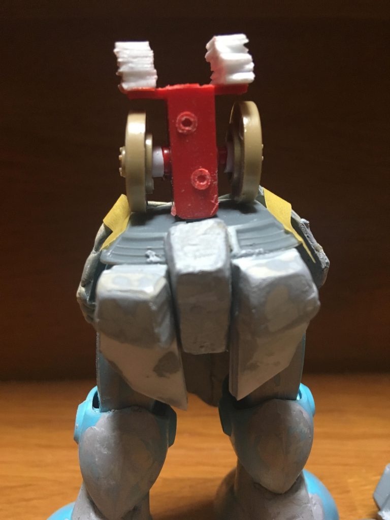 胴体部分は1/144コレクションシリーズのストライクガンダムの股関節と、戦車の車輪を組み合わせたものを使用しました。