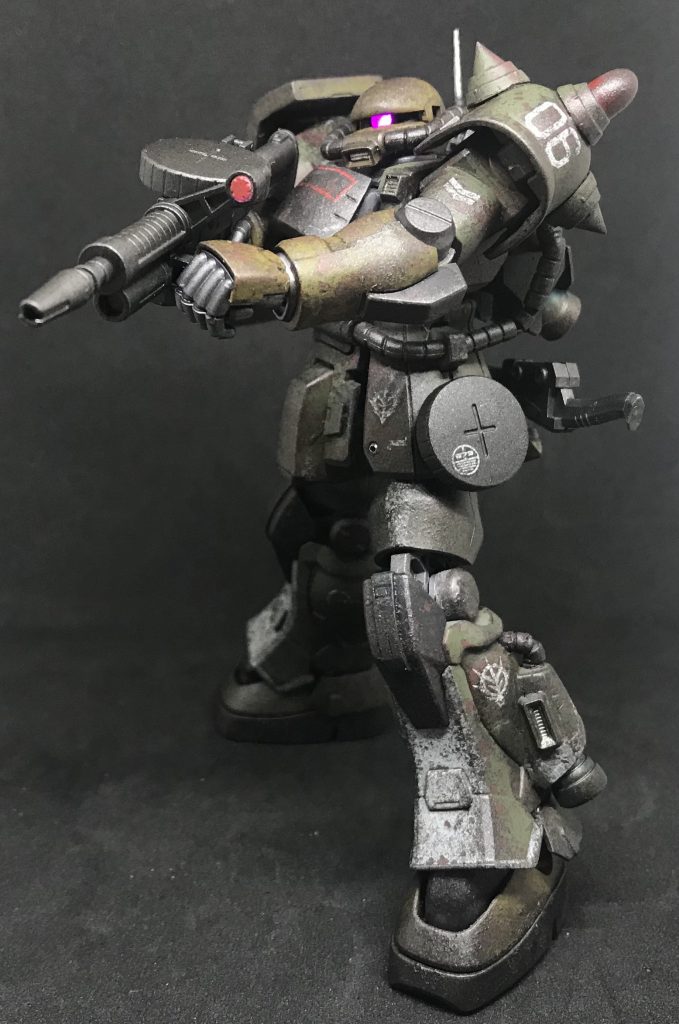 頭部はモノアイLED電飾化、モノアイスリットも狭めています。