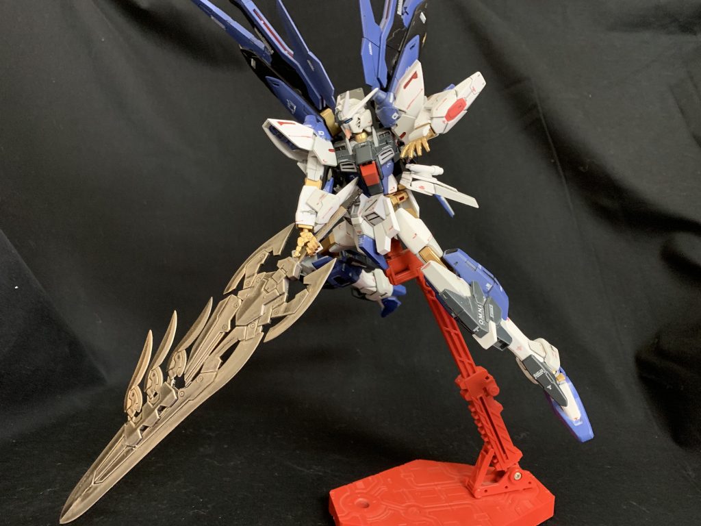 グランドスラムΩを豪快に振り回すヴァルクガンダムレイザー!
全身の可動範囲をなるべく広く取れるように、バックパックのウイングの配置やパーツ選びには頭を悩まされました😅
頭部はアメストのままですが、フェイスだけザラキエルのものを使用しております!顎が長い顔にすることでよりシャープな印象になったかと思います(●︎´▽︎`●︎)