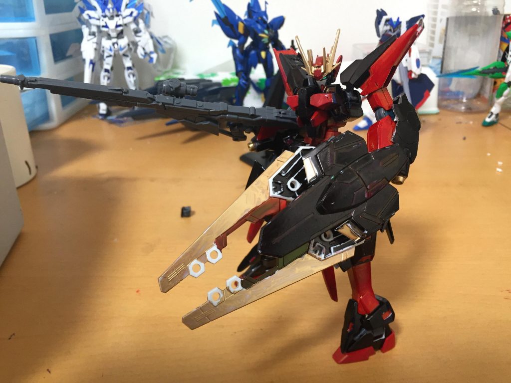 武装はビームサーベル、クラッシュシールド、
そして目玉の「ロングフュージョンライフル」
このライフルはビームも実弾も発射可能なライフルで一回のバトルに10発しか打てない球
「カラド」これはロングフュージョンライフルを元にしたロングメガビームライフルの高圧力の長距離ビーム砲の破壊力と実弾の貫通力を融合させた特殊弾、これを使えば「アブソーブシステム」を持つガンプラもビームを吸収する勢いで融合させてた実弾の弾速が上がり、アブソーブシステムを破壊することが出来る