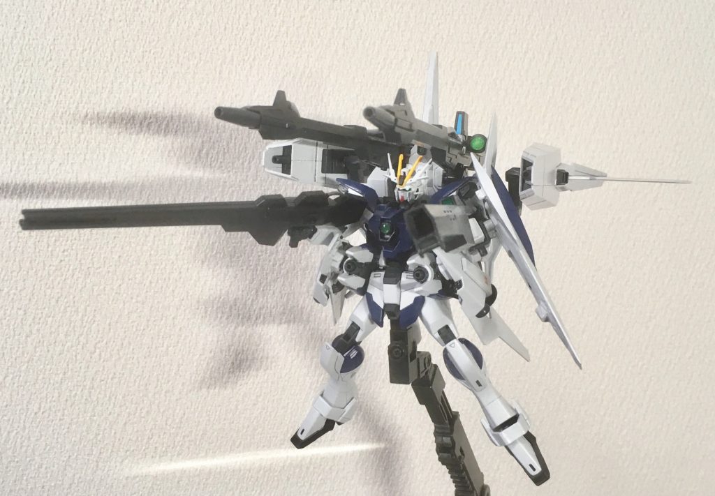 胸部に増設されたサーチアイとZGMF-X10A フリーダムに搭載されていたマルチロックオンシステムの改良版により、特別な空間認識能力がなくても同時複数対象攻撃が使用できるようになっている。ライジングシルエット改にはブラストシルエットのケルベロス高エネルギー長射程ビーム砲を改良して長射程と命中精度を更に向上させた物を、パワーエクステンダーと各種センサーを内蔵した中央ノーズ部分に2門接続している。両端にはZGMF-X24S カオスに搭載された機動兵装ポッドの後継機種に推力偏向スラスター・高出力ビーム砲・耐ビームコーティングを施した複合兵装ポッドを装着する。しかし本機武装が多岐に渡るためパイロットの操縦負担軽減でリミッターがかけられており、機体から分離しての使用はできなくなっている。サイドアーマーには推進バーニア兼小型ビームキャノンユニットに接続された可動式バインダーユニットがあり、トリッキーな機体挙動を取る事が出来る。左手には弾数は少ないが高威力のバスターライフルを装備している。