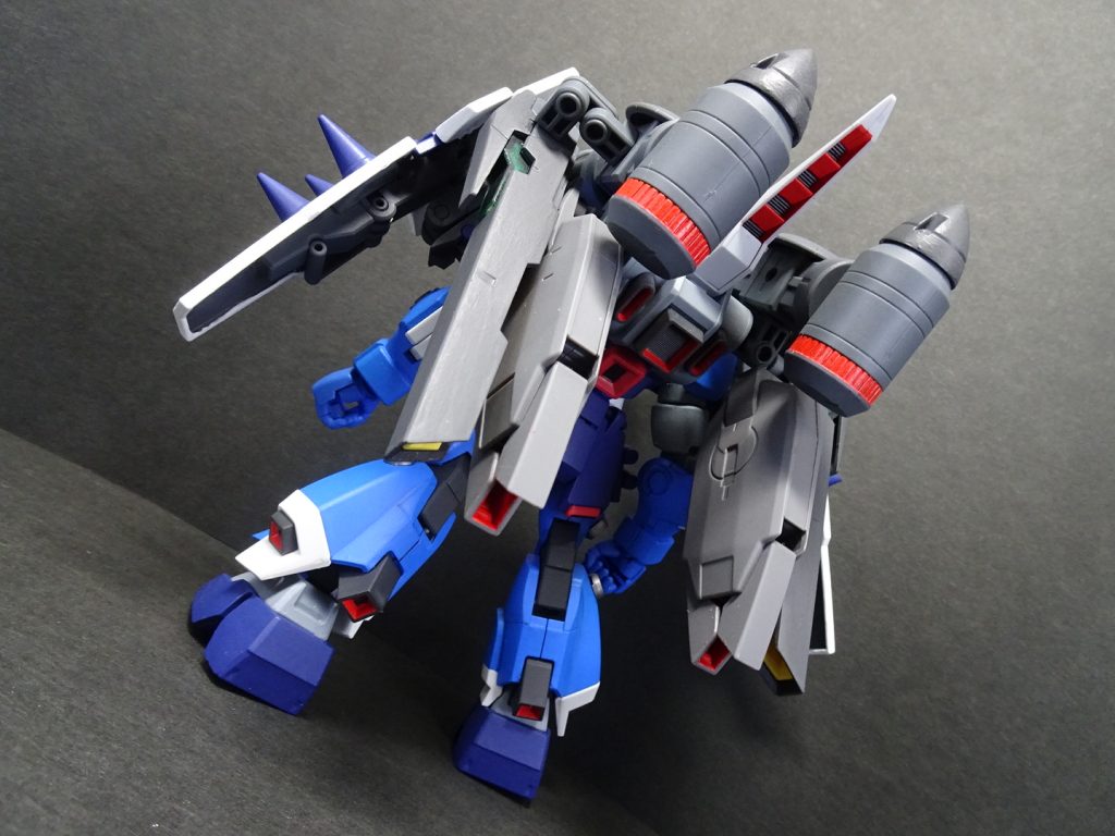 ## *レクトルウィザード*
ブレイズウィザードをベースに、スラッシュ、ガナーの機能を統合したウィザード。
大型化された2門のビームガトリングを装備し、それに直結した大容量エネルギータンクに、大出力スラスターを加わり、ザクの推力、火力は大幅に強化される。