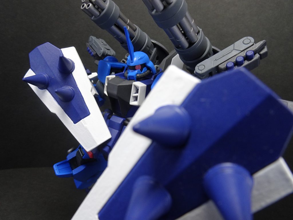 ## *ナックルシールド*
腕部のフレームが新造された理由。
腕を覆うように配置することで、コクピット以外への有効打を防ぐ。
その堅牢さを活かし、打突する事で衝撃を与え、PS装甲の上からダメージを与えていく攻防一体の装備。
PS装甲に対して有効なパワーを出すため、シリンダーを強化した腕部が設計された。