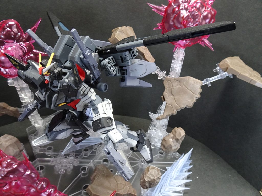 乱戦に特化。
ブルーフレームDの様に、加速して敵中心部に入ったら、一部を切り離してガン=カタをしやすいように。
ビット基部にGNドライブ付いてるから、トランザムで一発限りの超加速が出来るって事にしておきます。