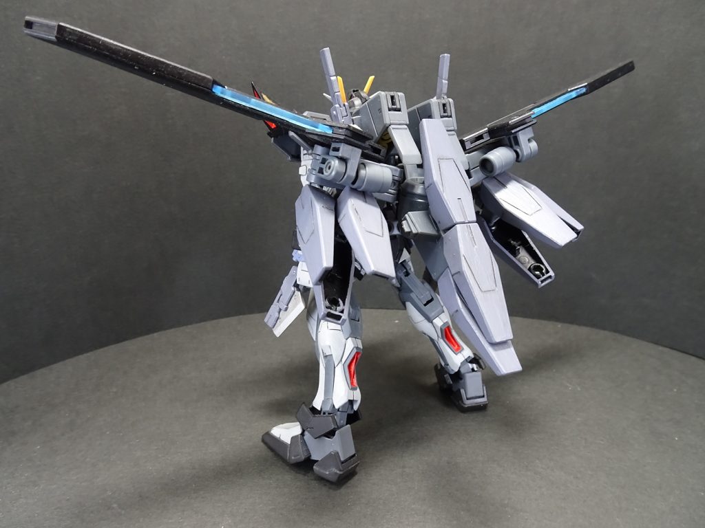 ## 背面
今回、プラ板ディテール追加、スジ彫り、つや消しに初挑戦。
ケルディムのパーツで、
エールストライカーっぽくなる様に
シールドビットを配置してみました。
初期段階で、腕と腰にビット付けるのが、思いの外カッコ付かなかったので迷走。
ビットについて調べてたら、4基で囲んでごん太ビーム出すシーンを発見。
ライフルビットを羽に見立てれば…とアイディアが広がっていきました。