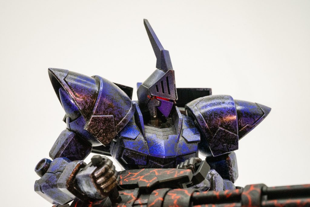 下に伸びるモノアイレールを塞ぎ、目尻モールドを追加