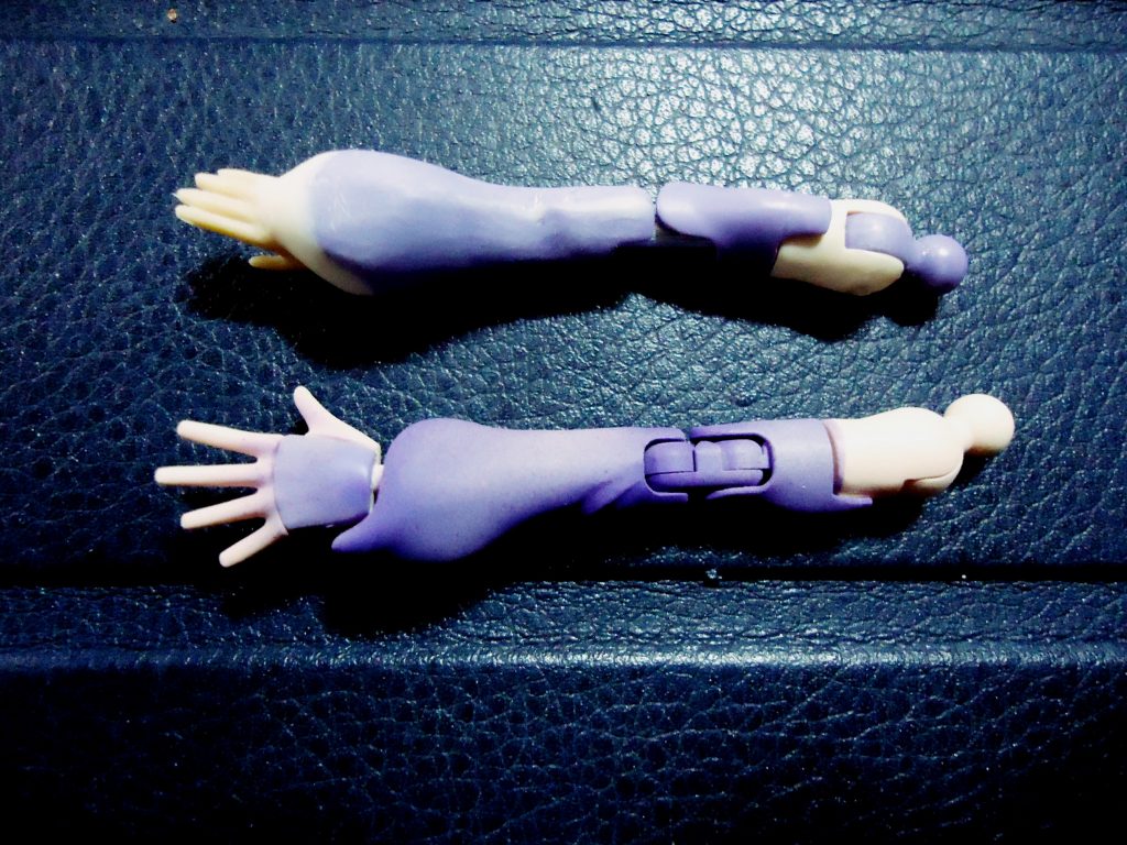 設定と違う”袖”のデザインも瞬間カラーパテで盛って再現しました。固定になりますが余剰パーツあるので安心です(笑)
