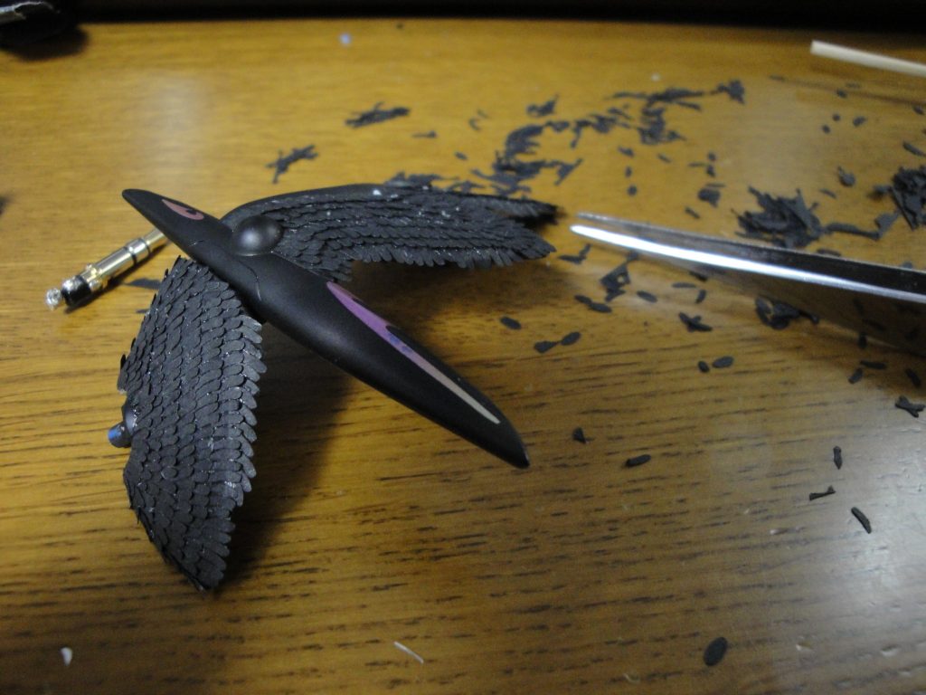 厚紙製の羽毛を一枚一枚……。