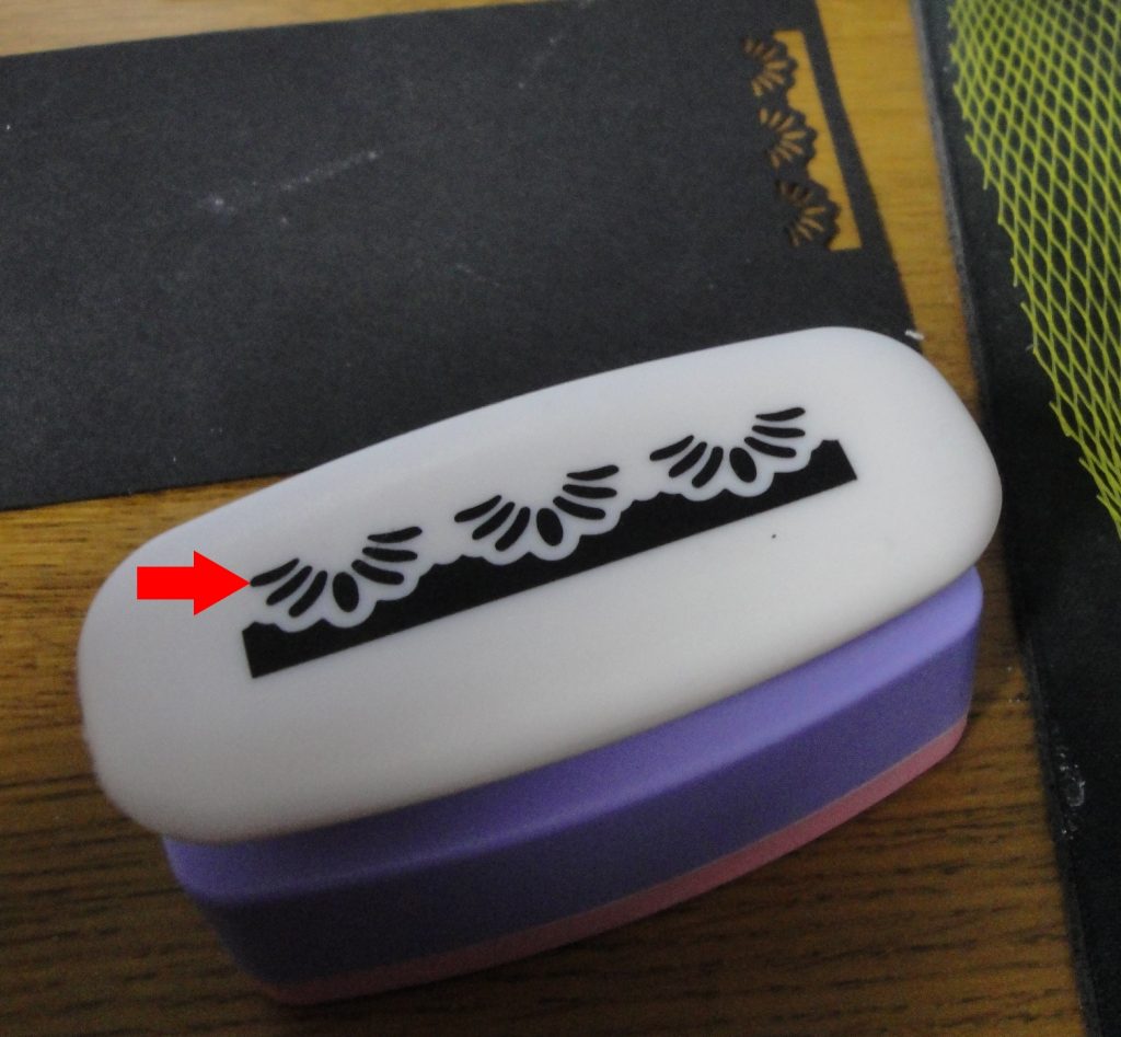 穴あけパンチで羽毛パーツを作っています。