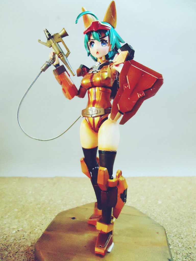 ボディラインを活かす為に下地クレオスのシルバー→クリアーオレンジをコート、中間色でガイアのEX ゴールド、シャドーにガイアのクリアーブラウンの吹き重ねを行いました。