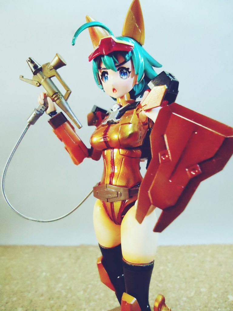 ボンキュンボンのボディを再現すべく、パーツをエポパテ&瞬間カラーパテで裏打ち削り込み加工をしています。