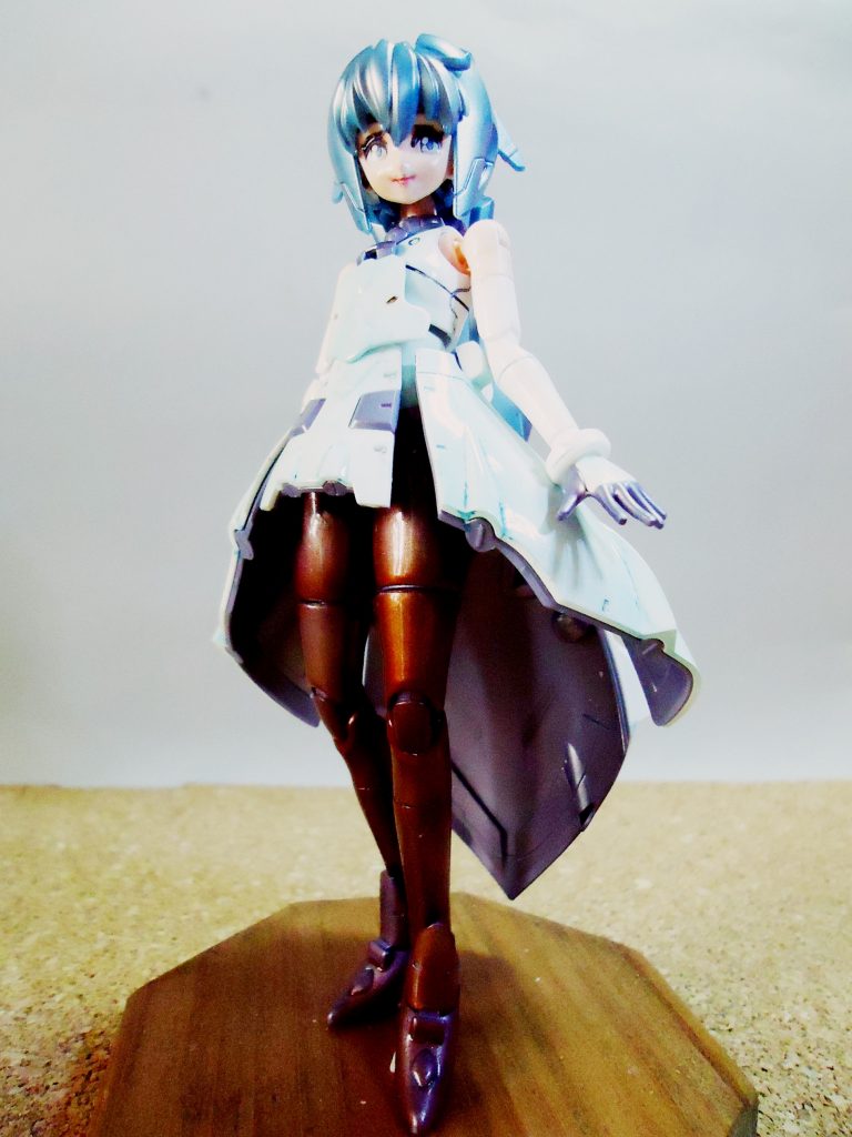 下半身パーツの改修に伴って、アピールすべくクリアーカラー吹き重ねでストッキング風塗装にしています。