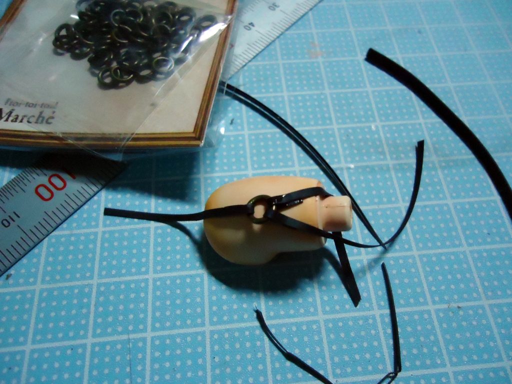 ダイバーナミさんのガーターベルトは電気コード用の収縮チューブ(黒)を細切り、100均で購入出来るアクセサリー用の金属の輪っかでつないでアクセントにしました。両方買ってもワンコインでお釣りが来ますのでおススメです。