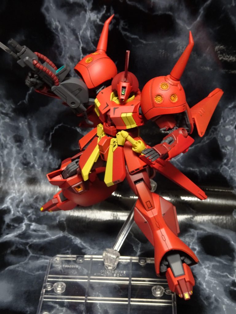 手首をビルダーズパーツへと変更し、モノアイを可動するようしたのでHGUCや旧キットのパッケージ再現もできます。