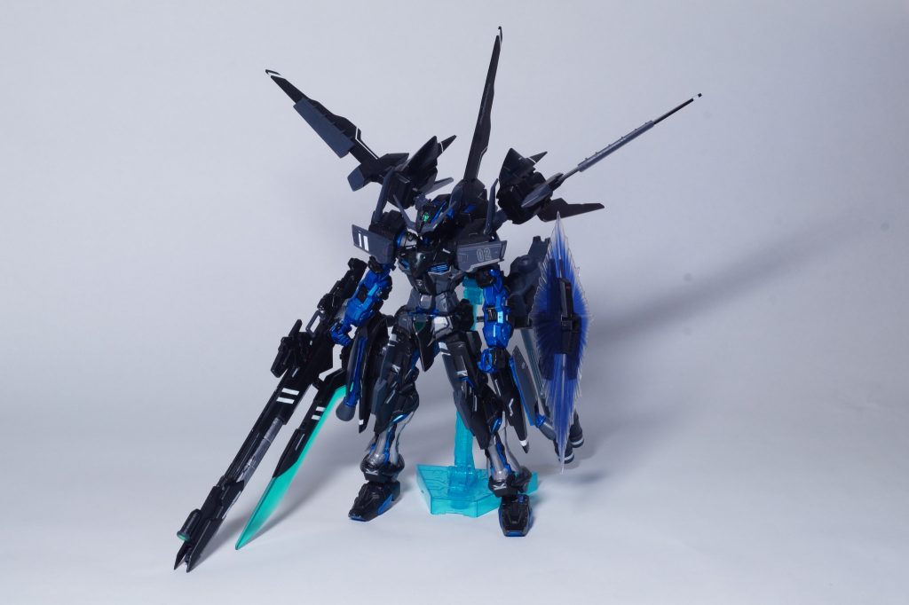 正面からの立ち姿。
武器はウイングガンダムのバスターライフルをベースにMSGヘヴィウェポンユニットを組み合わせ
上半身のボリュームに合わせ太もも部分にブースター追加