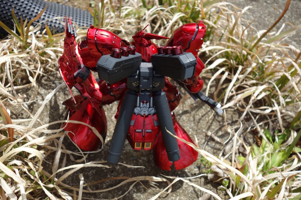 一応背中も。で、このキットの何点ですが基本的に関節が硬いです。自分は左腕と左足をやってしまいました。その後補修はしましたが。その分ポージングはピタッと止まってヘタレることはなさそうです。自分は今回さらにフレームにフレームメタリック(またまたガイア)を吹いているので余計に硬かったわけで…。
今度から気をつけよ…