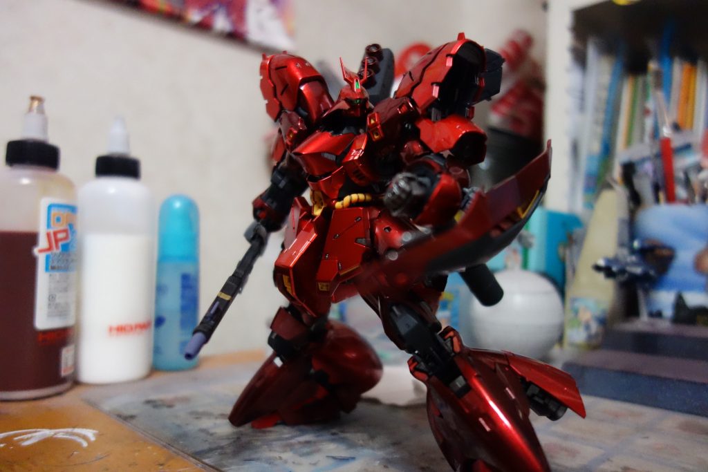 正面から。で、RGなので赤も3種類あるわけですよ。これがまためんどくさい。これの塗り分けですが下地であるメタリックの色を変えて塗装する方法と、クリアレッドの塗り重ねによって変化をつける方法とがありますが今回は前者を選択。
1番くらいところはブラッティーレッドを下地に少し薄いところはガイアの大瓶のシルバーを、1番赤が強いところはガイアの大瓶のゴールドを下地にあとはガイアのクリアレッドを吹いています。これじゃまるでガイアのステマだァ!