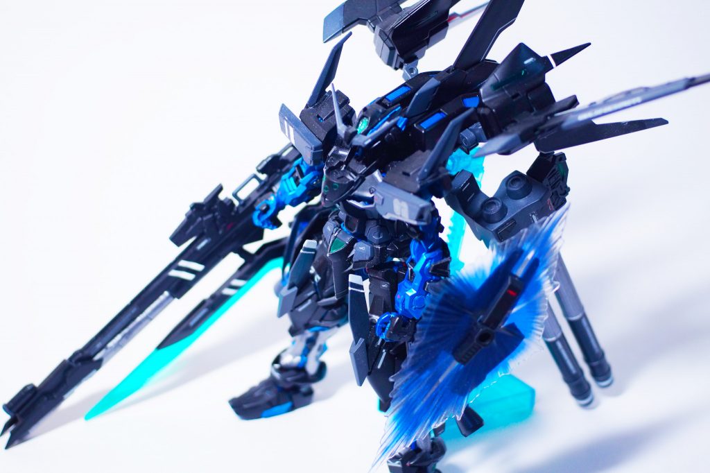 肩、膝はエピオンのジャンクの組み合わせ 頭部アンテナはアストレイっぽさを抜くためストライクガンダムのアンテナに変更