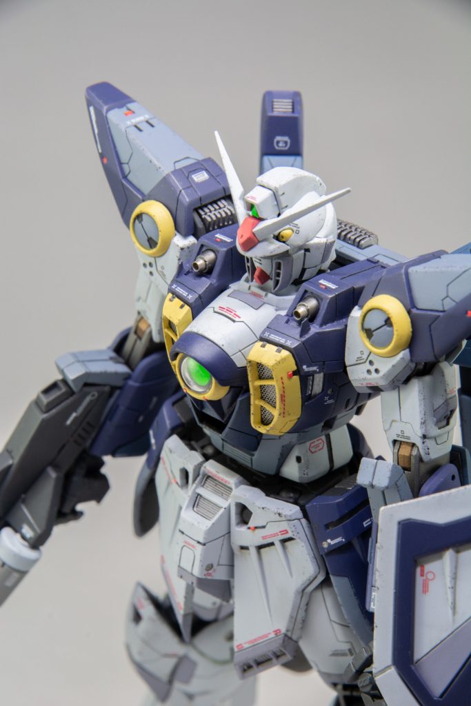 各部カメラレンズはHIQPARTS 円形メタリックシールグリーンで再現しています。胸部ダクトはハセガワモデリングメッシュ23六角形です。