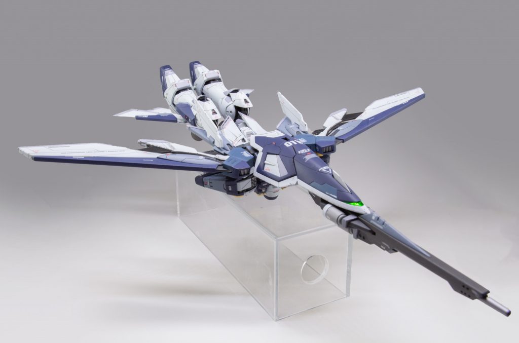 バードモードはフェニーチェから移植した垂直翼と補助翼で航空機らしくまとめました。アンクルガードにネオジムを仕込んで変形時に足がピタリと揃うようにしています。爪の引き出しと頭部回転は塗膜固くなって崩壊が怖いので断念。