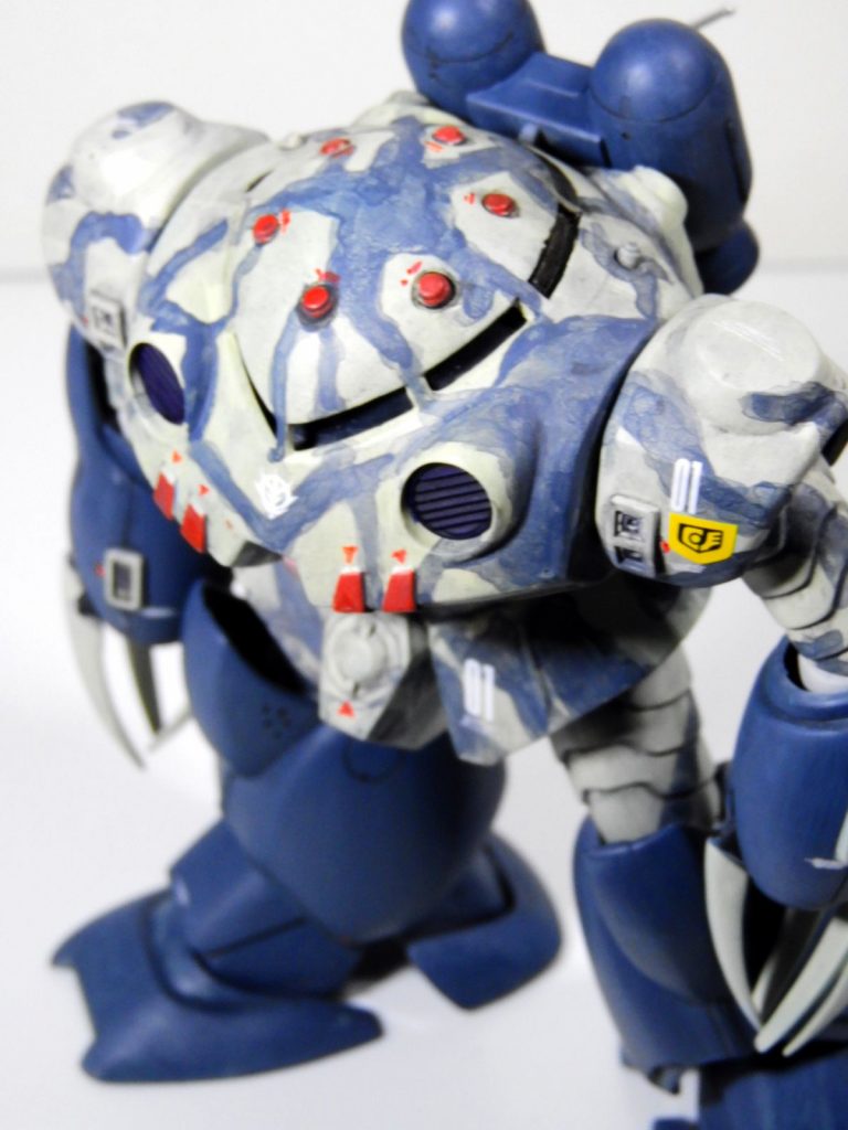 前部分のモノアイスリットは開口、頭部ミサイルもくり抜いてパーツを埋め込みました