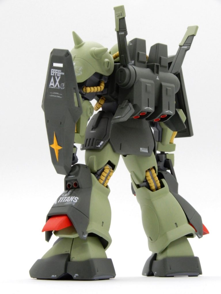 ABS製の動力パイプは難物ですがプライマーを頼りに塗り分け。