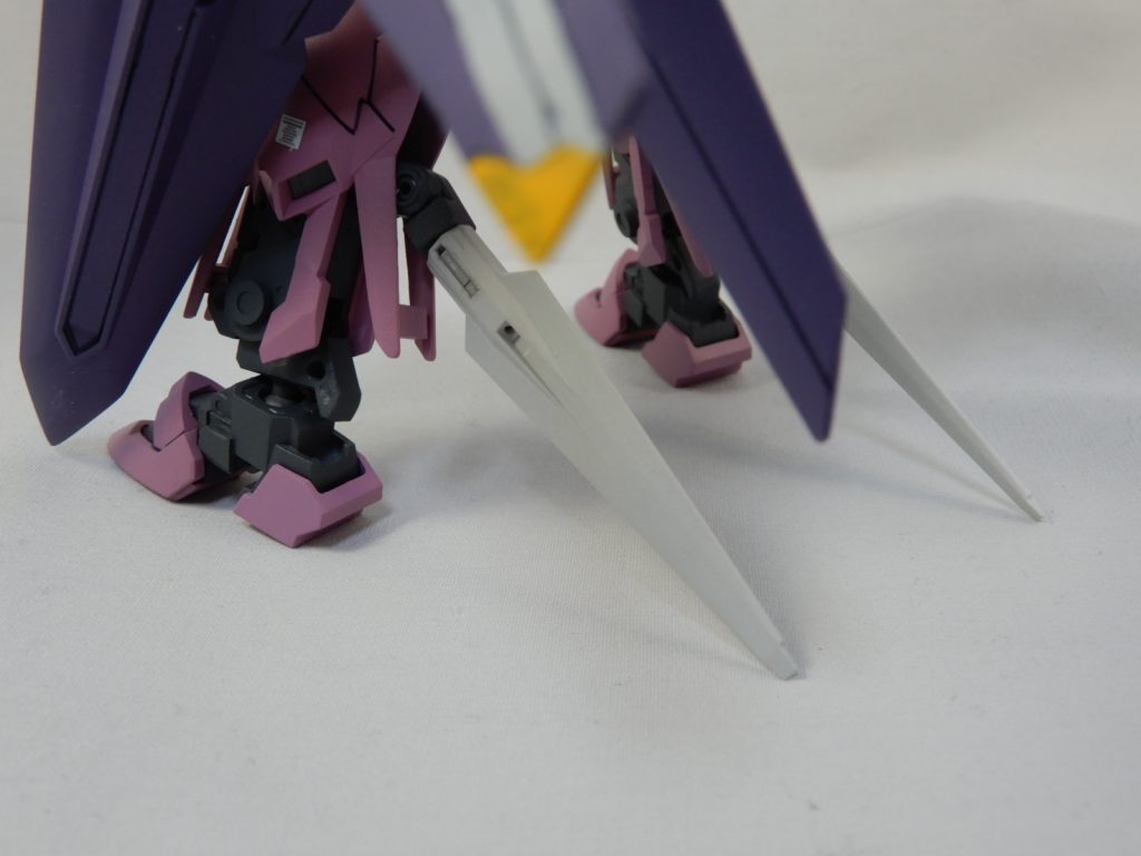 ふくらはぎにダブルオーの剣先を付けドラグーン代わり&自立の補佐