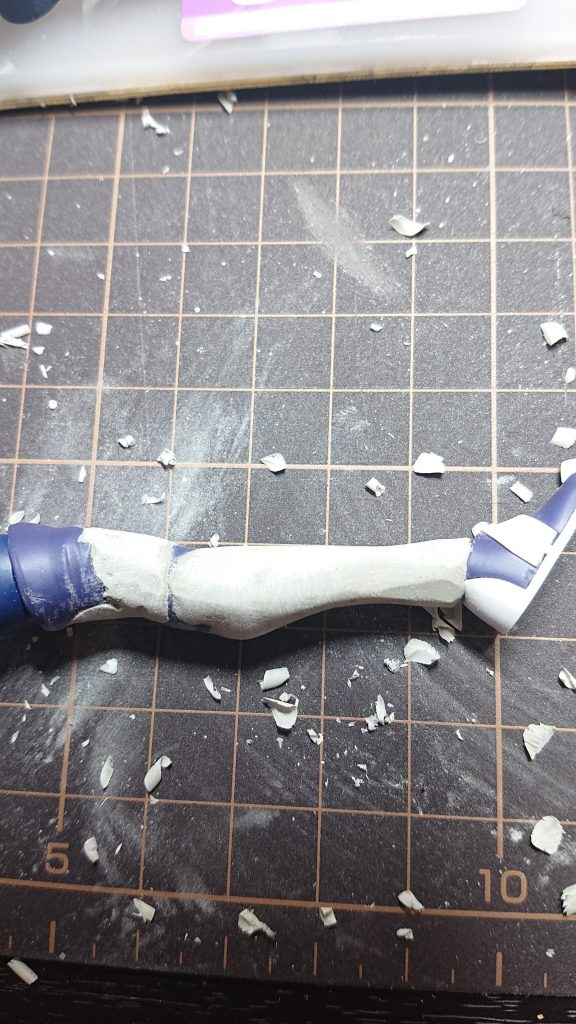 ふくらはぎにパテで肉付け