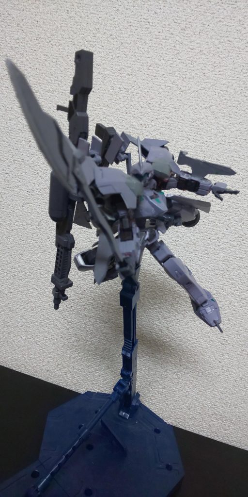 ［武装1］ハルバート
トップヘビー型(重心が剣先の方にある)の近接武装。敵機を一撃で仕留める。

近接武装ついでに、非常時に備え、腕部に大型の、肩とかかとには小型の アーマー·シュナイダー を装備している。腕部と肩のものは飛行時に補助翼としての役割を果たす。