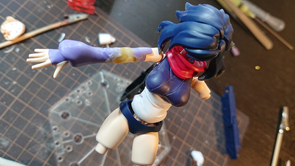 腕部は光硬化パテを使用。
エポキシパテと比較実験の意味もありました。
隙間埋めだけでなく、盛りの部分にも回数重ねて硬化させれば楽だと実感。