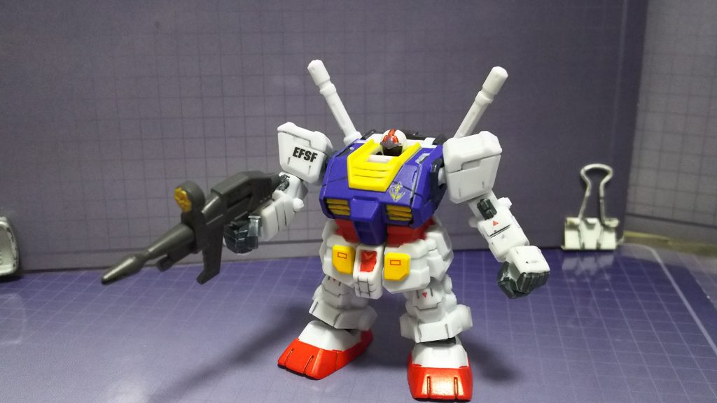 「たかがメインカメラをやられただけだ。
 直接視認に移行する!」
密閉されたコクピット内では外部の情報が遮断されることは死活問題。
頭部パーツの排除によりモニタに頼らないパイロットによる直接視認を行うことができます。