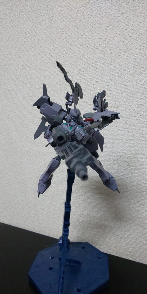 ［武装3］
長距離支援圧縮粒子照射ビーム砲
中～遠距離で使用する。一個小隊を１回の照射で殲滅することも可能であるが、チャージ時間、冷却時間が長く連続して使えない。照射ビーム砲とあるが、切り替えで単発撃ちが可能。単発であれば50連射した後でもチャージ時間や冷却時間はいらないので単発での運用が多い。
照射がいならい子？ロマンがある、よっていつ子である。