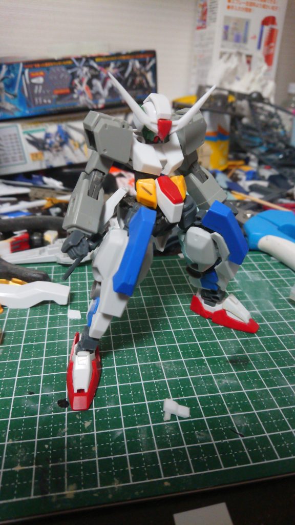 頭部はデュナメスをプラ板を使って形状変更。胴体はジャンクとプラ板でスクラッチ。腕はEZ-SRの物をそのまんま使用。腰はガンダムフレームを中心にジャンクをペタペタ。脚はグレイズフレームを中心にガンダムMK.2のふくらはぎ、スパローのなんか、グレイズの二の腕、なんか、ストライクの靴