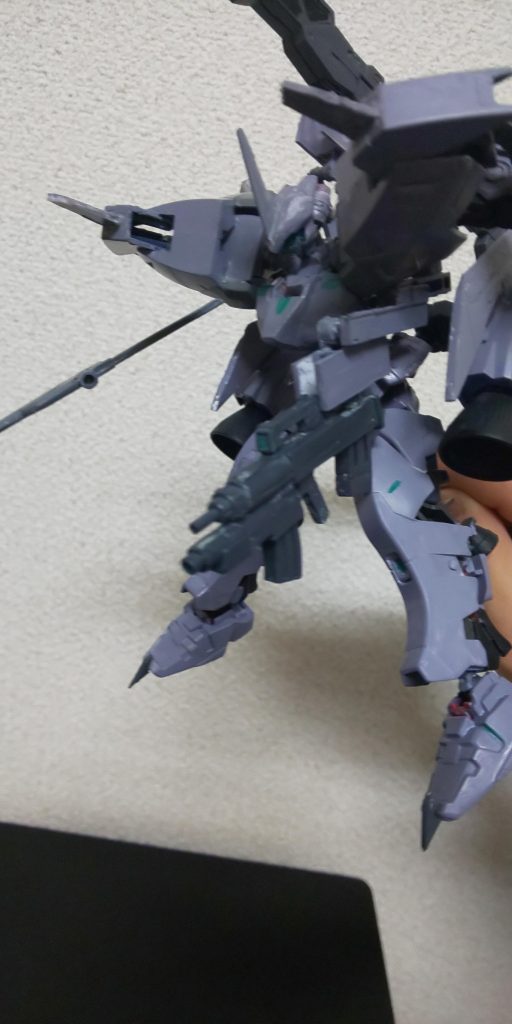 ［武装2］
ビーム·マシンガン(銃上部)＆グレネード·ランチャー(銃下部)
背中の 武装懸架アーム から直接展開可能な近距離射撃戦武装。一般量産機のビーム兵器の約1.5倍の威力をもつ。また、前方にだけでなく、後方に銃口を向けたままの射撃も可能で、扱いやすい武装である。