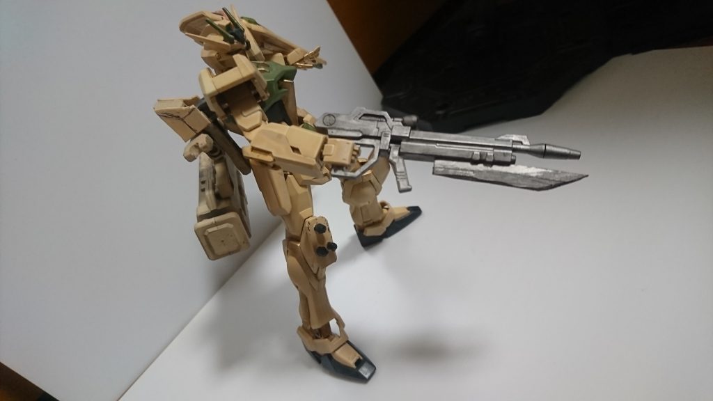 ビームライフルには近接戦闘にも対応できるよう、プラ板を加工して作ったブレードを新たに取り付けたので、ライフル兼ソードとして使えます!