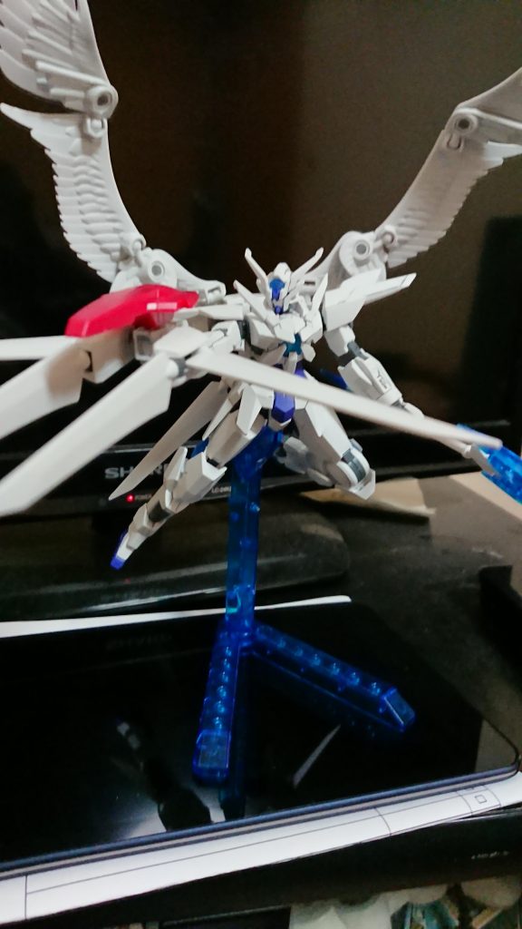 バックパックに装備されているGNソードビット、GNビームガンを合体させた武器。
最大出力をさらに上回る、臨界出力での射撃が可能だが、臨界出力は3発が限界で、それ以上は自壊してしまう。銃剣としても使用出来るが、この機体の最大の特徴として、ランスビットとソードビット6本、ビームガンとバルカンをフル稼働させるオールレンジ攻撃が可能である。