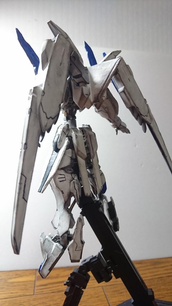 頬、腕、スラスター、下半身の所をプラ板にてカスタムしています(^-^)