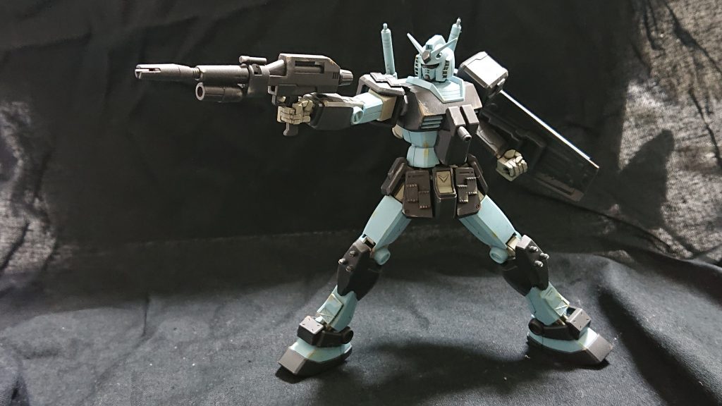 普通のシールドも持てます。ビームライフルにはついでにグレネードランチャーも付けました。