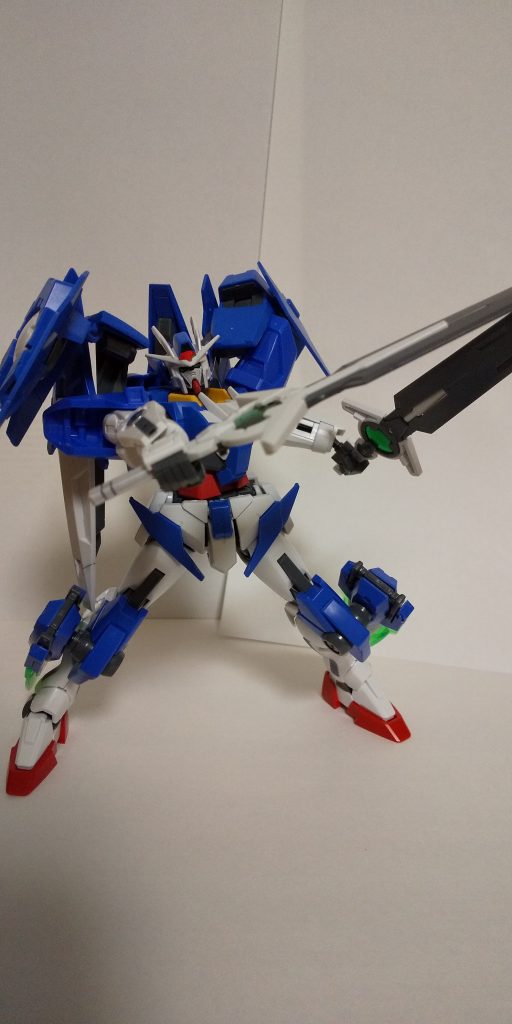 こっちも格闘ポーズです。武器は、ＧＮダイバーソードです。あと、ＧＮカタールもあります。