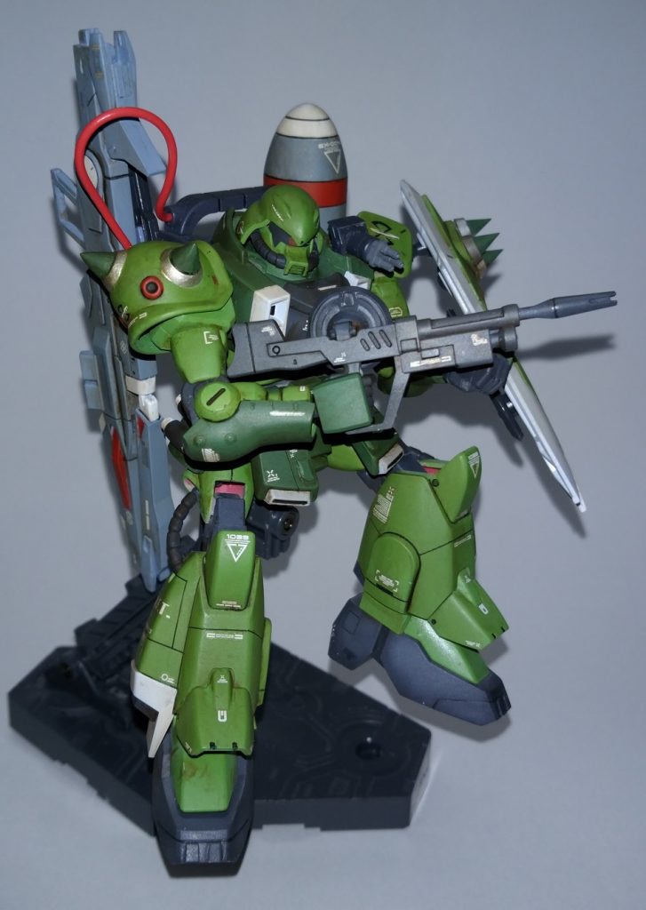 ビーム突撃銃構え。