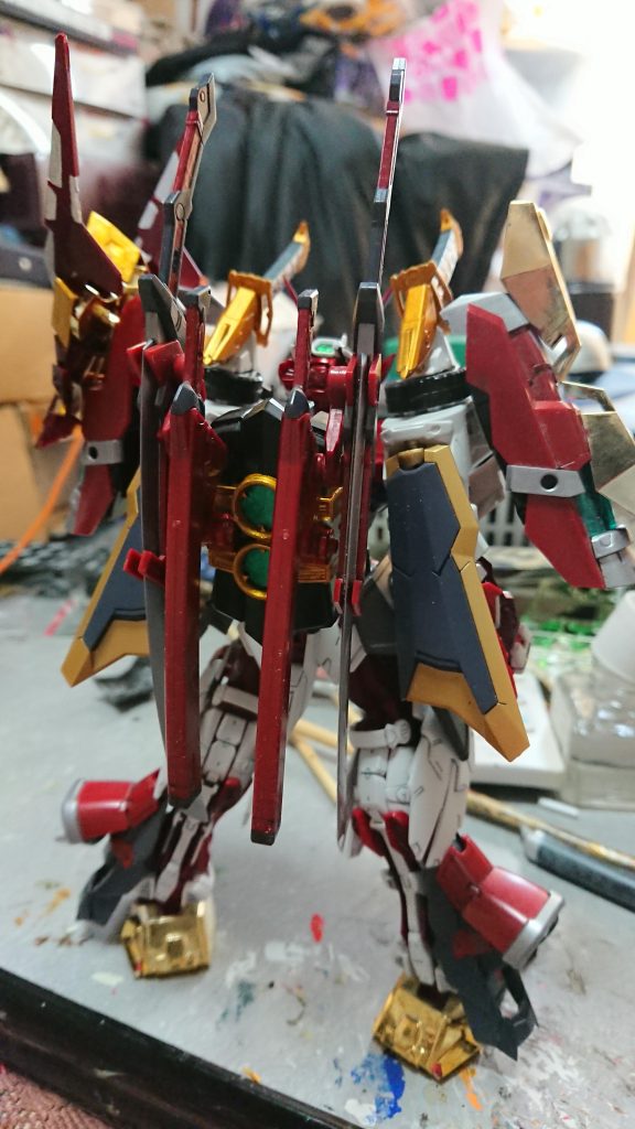 バックパックは戦国アストレイの肩装甲の手の部品を切り貼りして形にしてあります