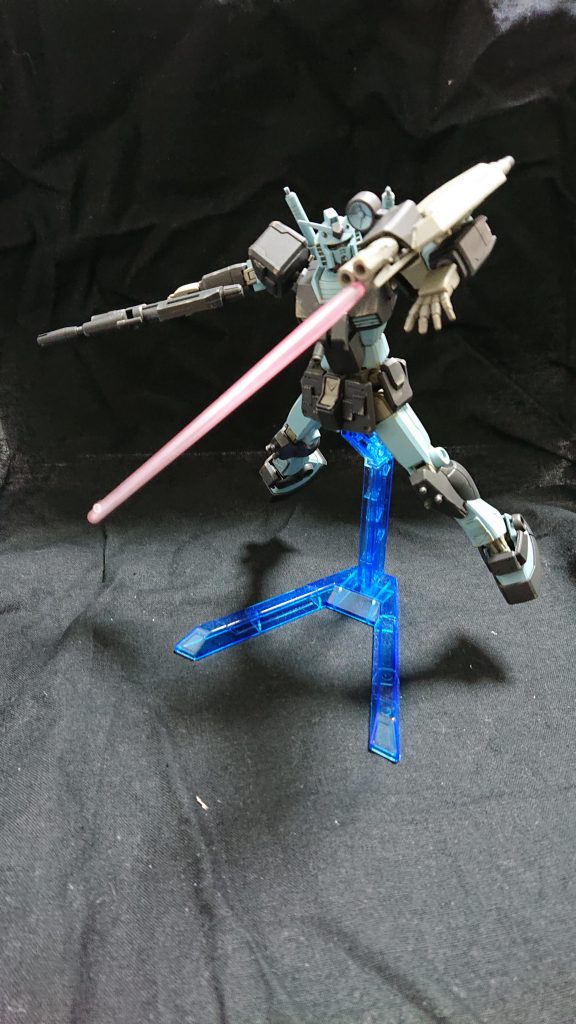 シールドからもビームサーベルが出せます。