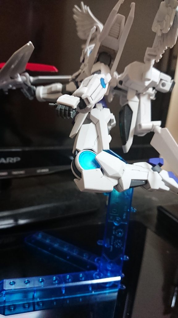 GNバルカン/GNビームサーベル×2
両手首に装備されている。エクシアの技術を使用しており、通常はミサイル等の迎撃に使用するが、ビットとのコンビネーションで真価を発揮する。